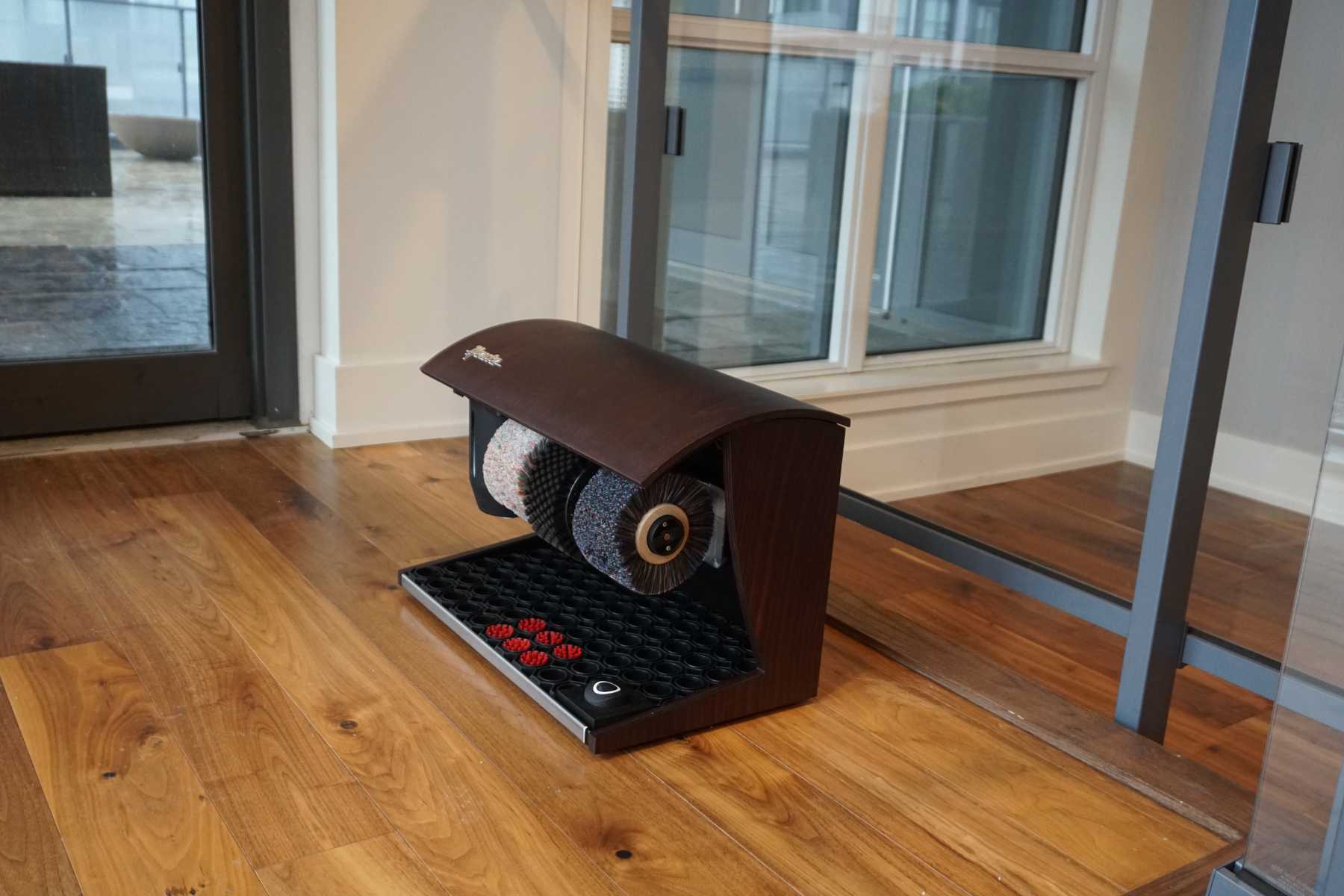 Shoe shine amenity for retail & entertainment